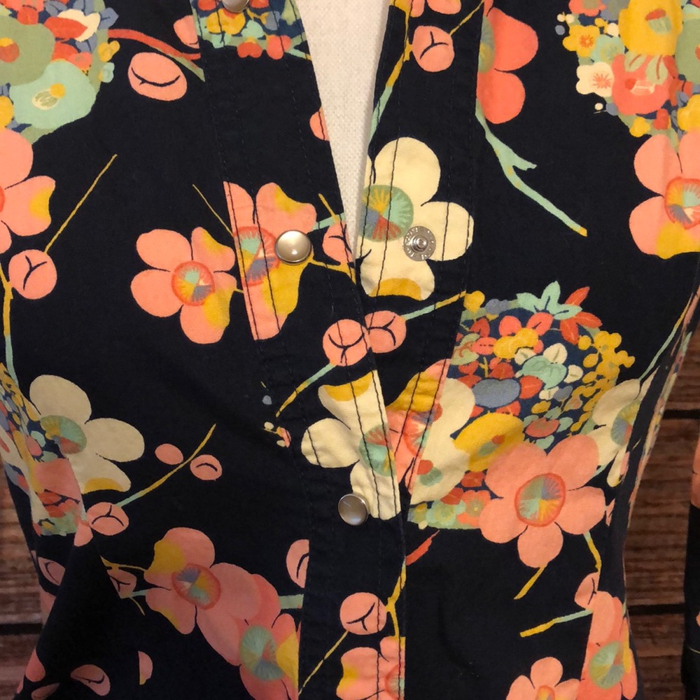 3/20 Gap• Pearl Snap Floral Button Down - Picture 2 of 4